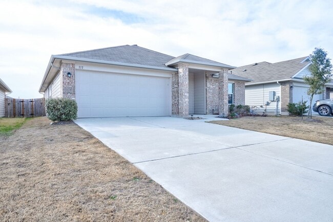 111 Groves Ln in Hutto, TX - Foto de edificio - Building Photo