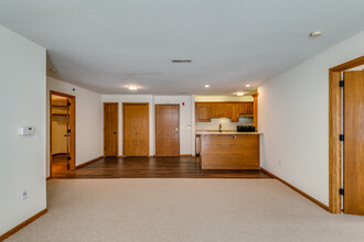 Foxcroft Apartments in New Berlin, WI - Foto de edificio - Interior Photo