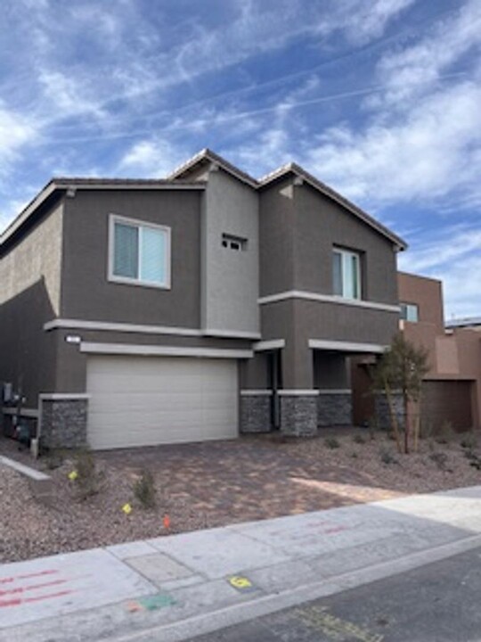 311 Mount Tyndall St in Henderson, NV - Foto de edificio