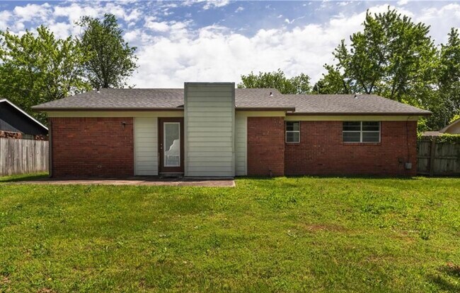 324 Rodric Dr in Siloam Springs, AR - Building Photo - Building Photo