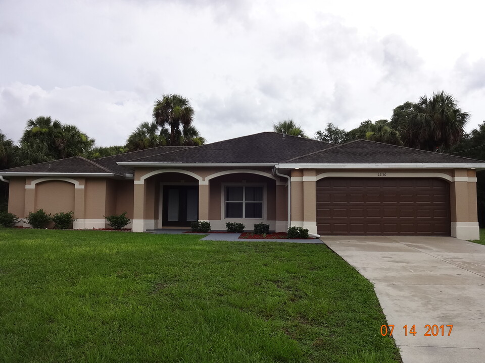1230 Foliage Ct in North Port, FL - Building Photo