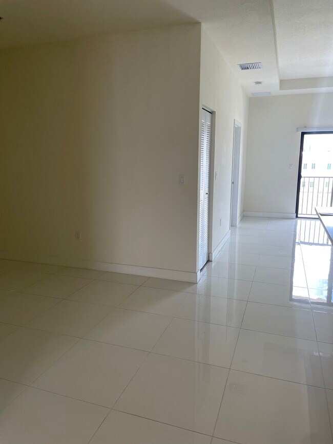 7905 NW 104th Ave in Doral, FL - Building Photo - Building Photo