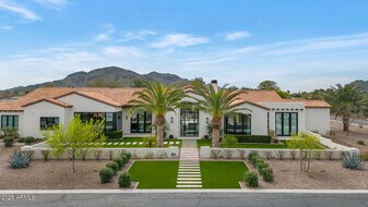 5353 E Sanna St in Paradise Valley, AZ - Building Photo