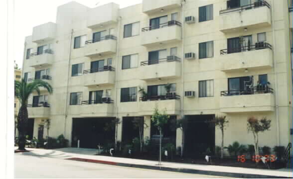 2816 San Marino St in Los Angeles, CA - Building Photo - Building Photo