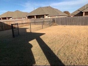 611 W Shadow Ridge Way in Mustang, OK - Foto de edificio - Building Photo