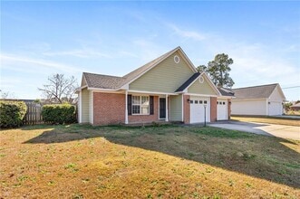 106 Hawthorn Dr in Raeford, NC - Building Photo - Building Photo