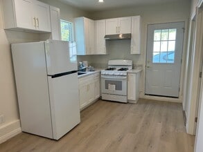 8054 Cedros Ave in Panorama City, CA - Building Photo - Building Photo