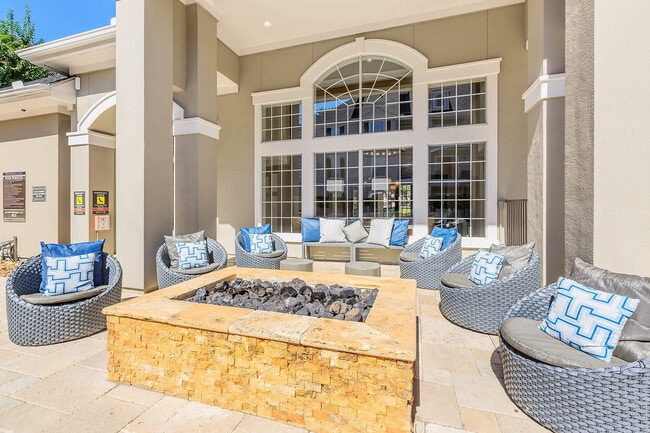 Estates At Bellaire in Houston, TX - Building Photo - Building Photo