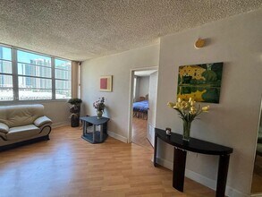 825 Brickell Bay Dr in Miami, FL - Building Photo - Building Photo