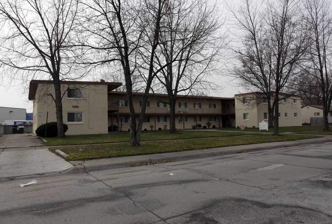 Deby Square in Warren, MI - Building Photo