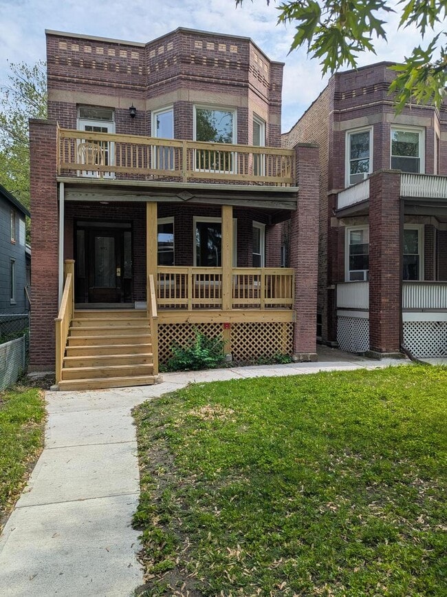 property at 1821 W Greenleaf Ave