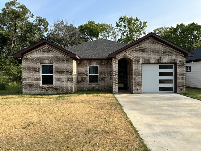 107 Ross St in Sulphur Springs, TX - Building Photo - Building Photo