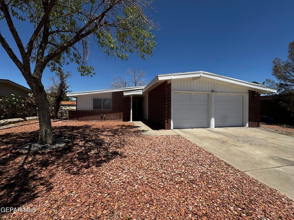 8700 Lakehurst Rd in El Paso, TX - Building Photo