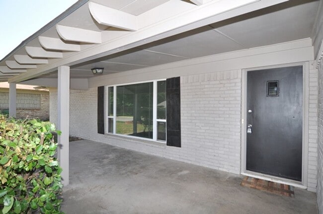 1117 Trailwood Dr in Hurst, TX - Building Photo - Building Photo