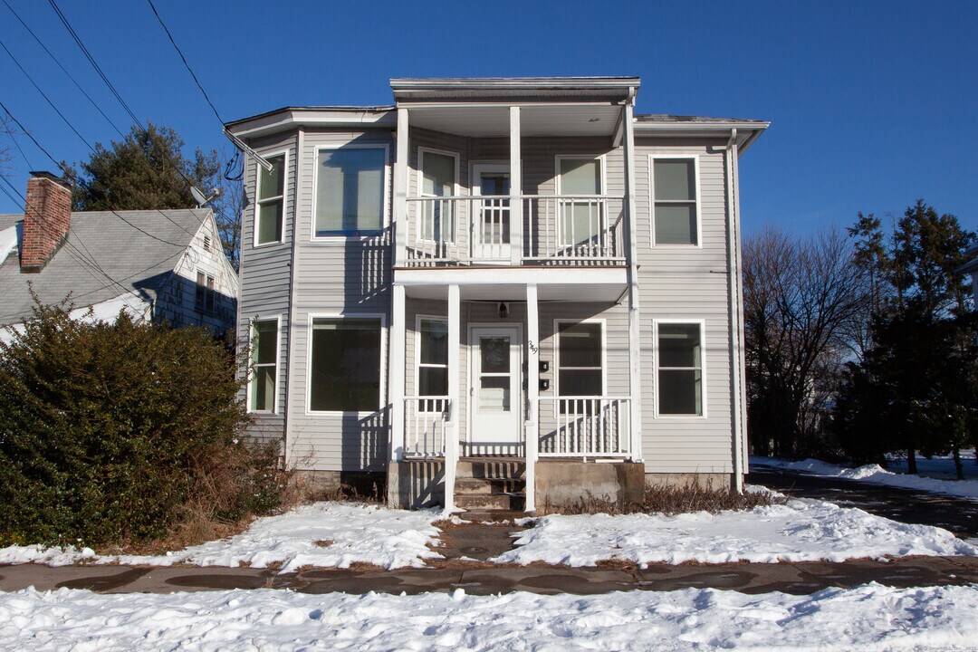 349 Oak St in New Britain, CT - Building Photo