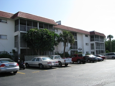 Strathmore Garden Apartments in Sarasota, FL - Building Photo