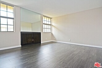750 Kings Rd in Los Angeles, CA - Building Photo - Building Photo