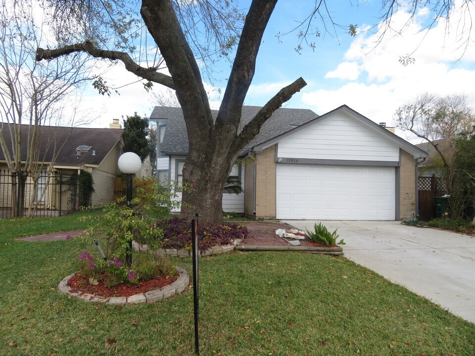 12824 Westpark Dr in Houston, TX - Building Photo