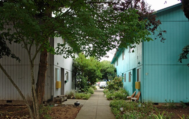 97-115 D St in Springfield, OR - Foto de edificio - Building Photo