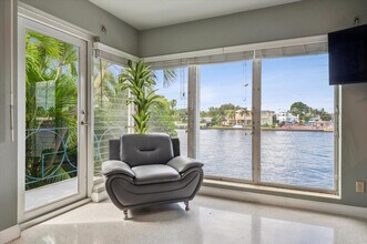 561 Bayshore Dr in Fort Lauderdale, FL - Foto de edificio - Building Photo