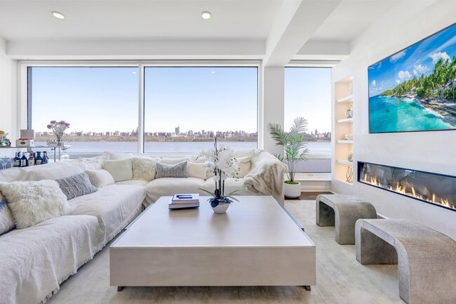 9 Somerset Ln in Edgewater, NJ - Building Photo - Building Photo