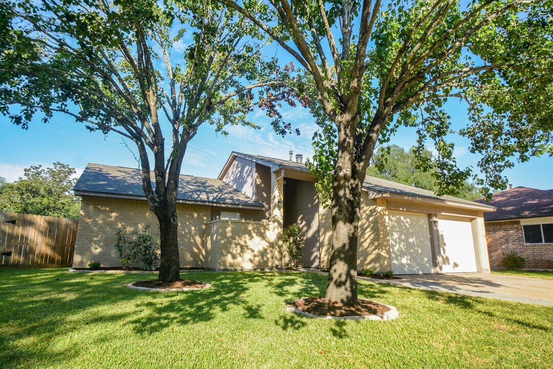 6111 Ryegate Dr in Houston, TX - Building Photo
