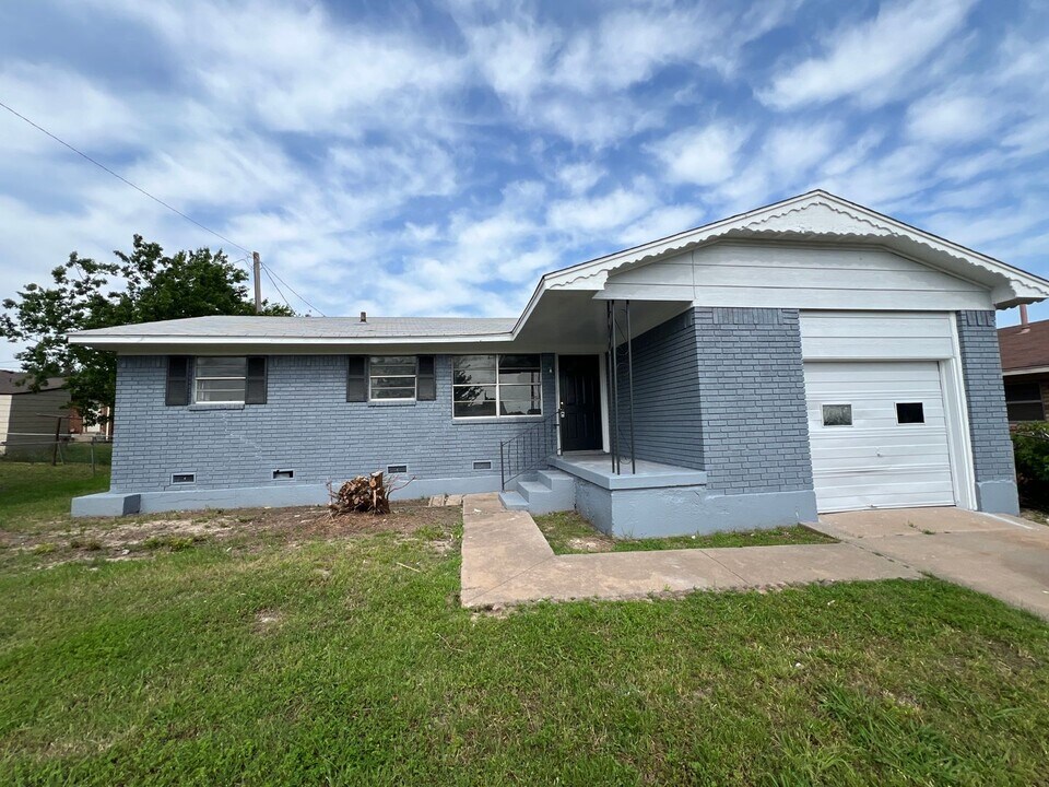 3313 SW Salinas Dr in Lawton, OK - Building Photo