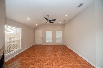 121 Coffee Ln in Lake Jackson, TX - Building Photo - Building Photo