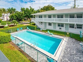 530 4th Ave S in Naples, FL - Building Photo