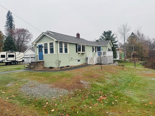 21 Pine St in Brownville, ME - Foto de edificio - Building Photo