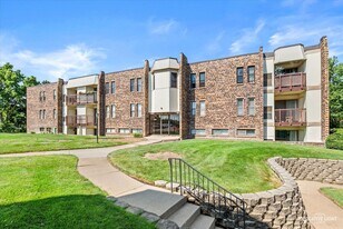 2220 Country Club Dr in Woodridge, IL - Building Photo