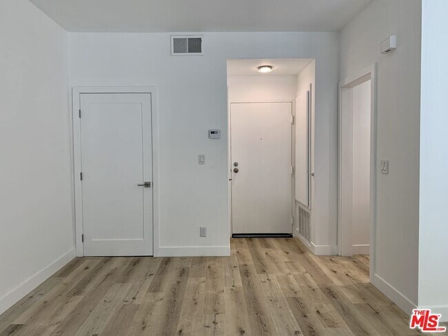 8505 Gulana Ave in Los Angeles, CA - Building Photo - Building Photo