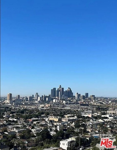 3320 Two Tree Ave, Unit 17E in Los Angeles, CA - Building Photo - Building Photo