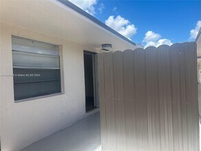 904 SW 10th St, Unit 3 in Hallandale Beach, FL - Building Photo - Building Photo