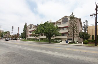 14050 Magnolia Blvd in Van Nuys, CA - Building Photo - Building Photo