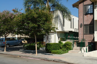 257 W Verdugo Ave in Burbank, CA - Foto de edificio - Building Photo