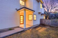 11725 Bell Ave in Austin, TX - Foto de edificio - Building Photo