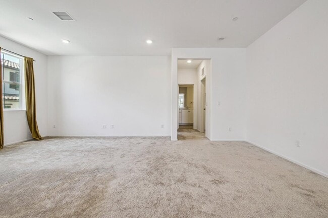 5584 Kate Way in Fontana, CA - Foto de edificio - Building Photo