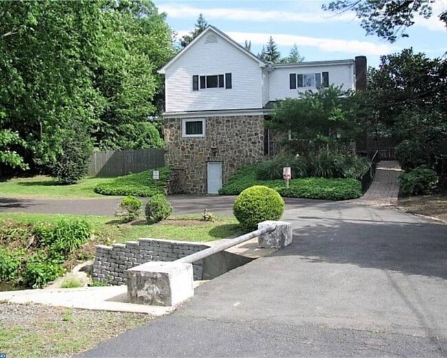261 Upper Ferry Rd in Ewing Township, NJ - Building Photo - Building Photo