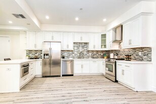 Regency Holt Apartments in Los Angeles, CA - Building Photo
