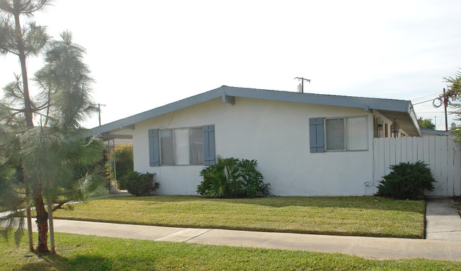 633 S Eremland Dr in Covina, CA - Foto de edificio - Building Photo