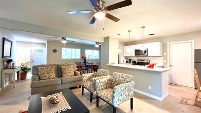 315 Granada Dr in San Antonio, TX - Building Photo - Building Photo