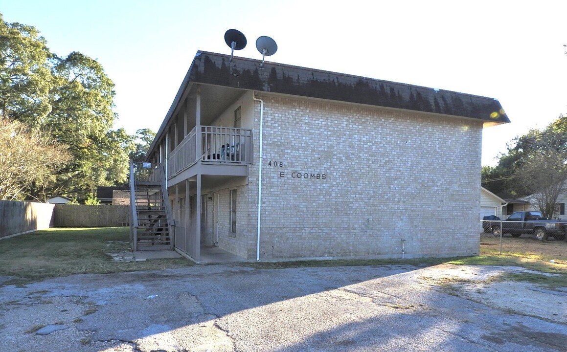 408 E Coombs St in Alvin, TX - Building Photo