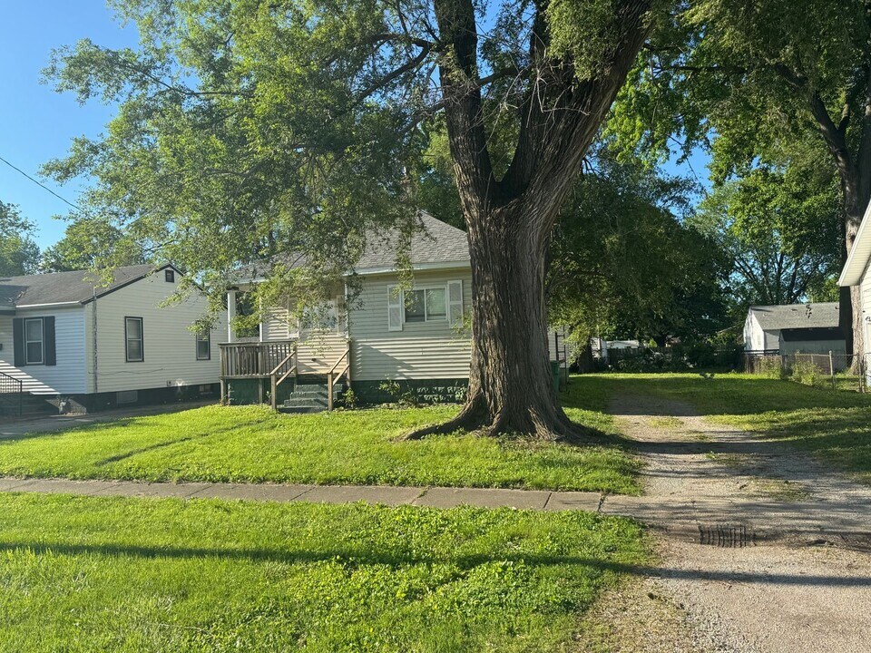2160 E Reservoir St in Grandview, IL - Building Photo