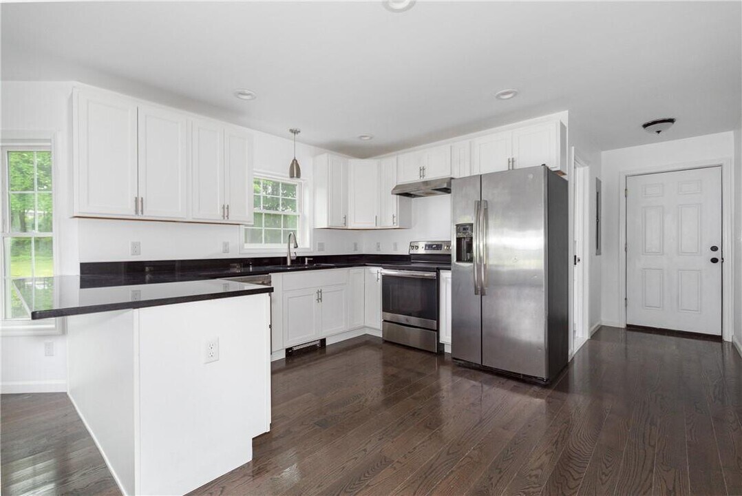 80 W Dorsey Ln in Hyde Park, NY - Building Photo