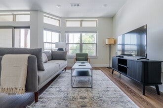 1501 W Howard Ln in Austin, TX - Building Photo - Building Photo
