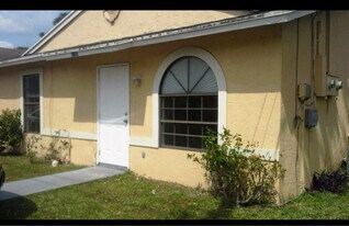 5193 SE Primrose Way in Stuart, FL - Building Photo