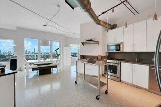 10 SW South River Dr, Unit PHI06 in Miami, FL - Foto de edificio - Building Photo