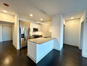 313 W Wolf Point Plaza in Chicago, IL - Building Photo - Building Photo
