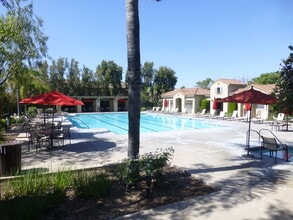 416 W Linden Dr, Unit Riverbend in Orange, CA - Foto de edificio - Building Photo